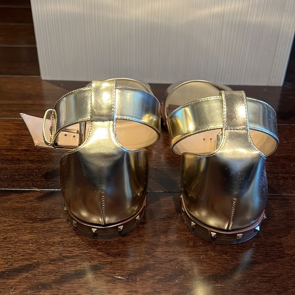 Valentino Garavani Metallic Leather Flat Sandals - Picture 3 of 6